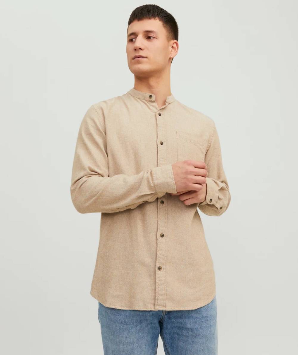 Camisa casual con bolsillo en la pechera y cierre de botones