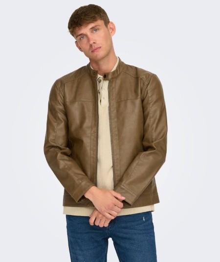 Chaqueta de hombre con cuello alto y cierre de botones