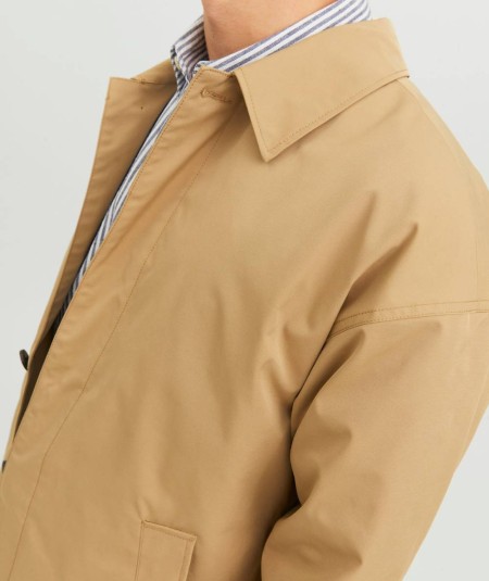 Gabardina de gramaje alto ideal para días de viento