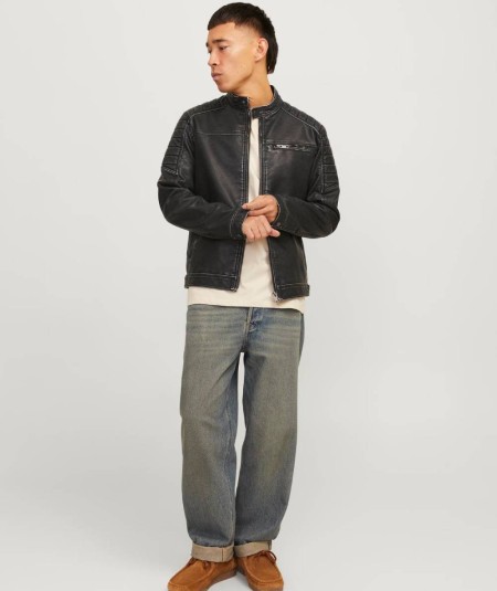 Chaqueta biker corta con detalle acolchado en hombros