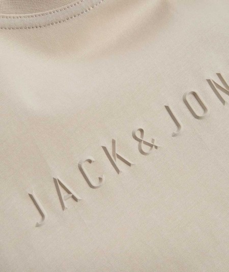 Camiseta Jack & Jones cruda, perfecta para un look natural y versátil.
