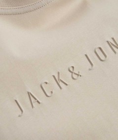 Camiseta Jack & Jones cruda, perfecta para un look natural y versátil.