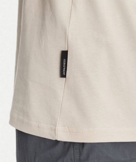 Camiseta color crudo Jack & Jones, manga corta y tacto suave.