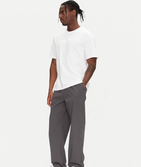 Camiseta blanca de manga corta Jack & Jones con diseño sencillo y moderno.
