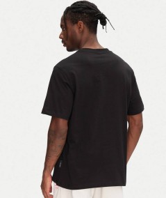 Camiseta básica negra de algodón Jack & Jones con corte cómodo y manga corta.