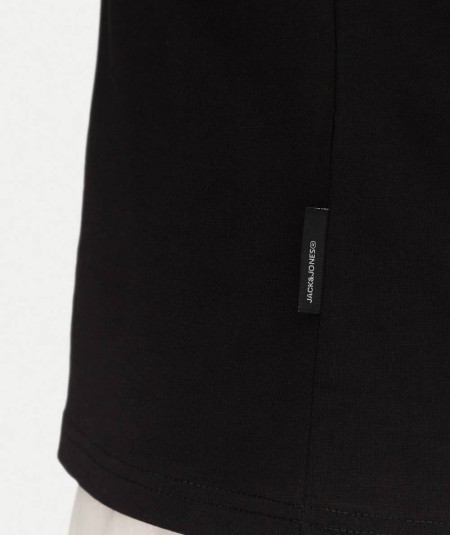 Camiseta Jack & Jones color negro, suave y ligera para uso diario.