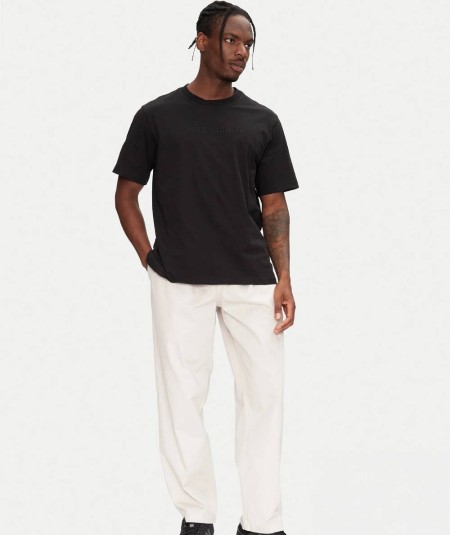Camiseta negra para hombre Jack & Jones con estilo moderno y versátil.