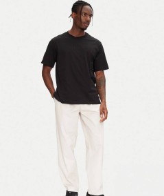 Camiseta negra para hombre Jack & Jones con estilo moderno y versátil.