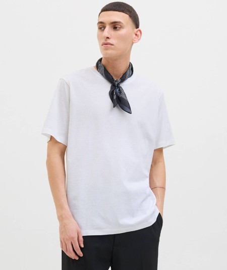 Camiseta blanca Jack & Jones de hombre, cuello redondo y estampado trasero.
