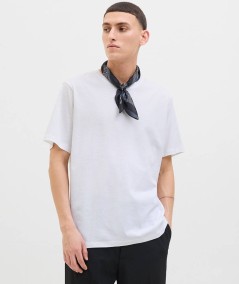 Camiseta blanca Jack & Jones de hombre, cuello redondo y estampado trasero.