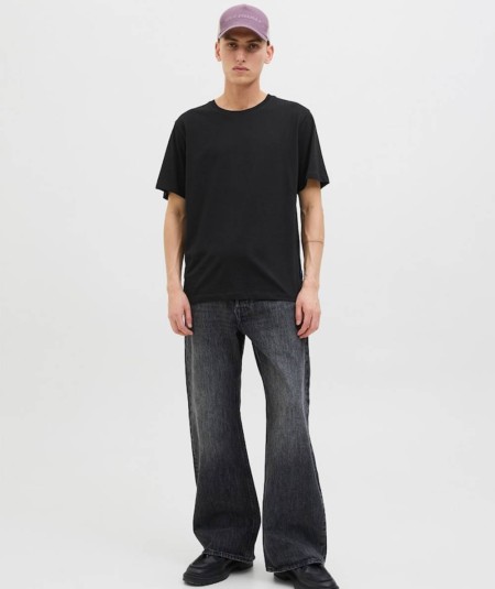 Camiseta Jack & Jones color negro, de manga corta y cuello redondo.