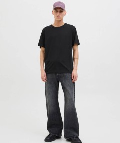 Camiseta Jack & Jones color negro, de manga corta y cuello redondo.