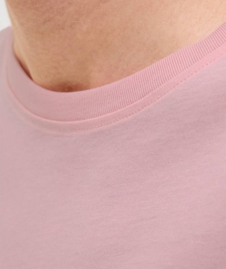 Camiseta Jack & Jones color rosa, suave al tacto y perfecta para clima cálido.