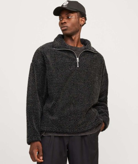 Sudadera polar negra Jack & Jones para hombre con cuello alto y media cremallera.