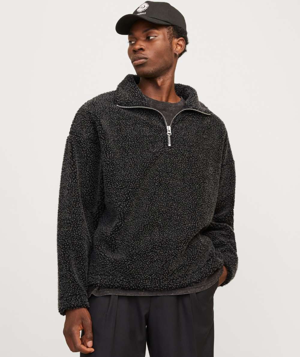 Sudadera polar negra Jack & Jones para hombre con cuello alto y media cremallera.