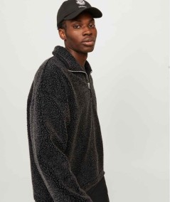 Sudadera polar negra con media cremallera, perfecta para vestir en capas.