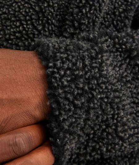 Sudadera negra polar para hombre, diseño moderno de cuello alto.