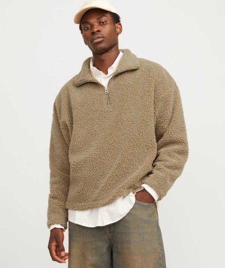 Sudadera polar camel Jack & Jones para hombre con cuello alto y cierre parcial.