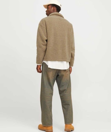 Sudadera camel de cuello alto para hombre, tejido polar suave y cómodo.