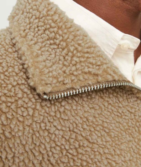 Sudadera polar camel con media cremallera, ideal para combinar con abrigos.