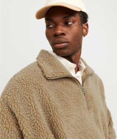 Sudadera camel polar para hombre, diseño cálido de cuello alto.