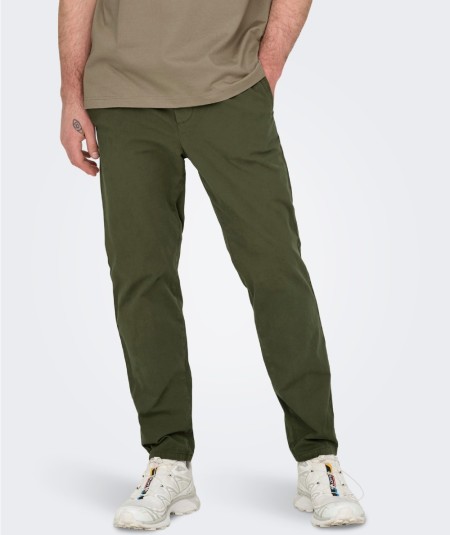 Pantalón denim kaki con corte tapered y cintura elástica para hombre.