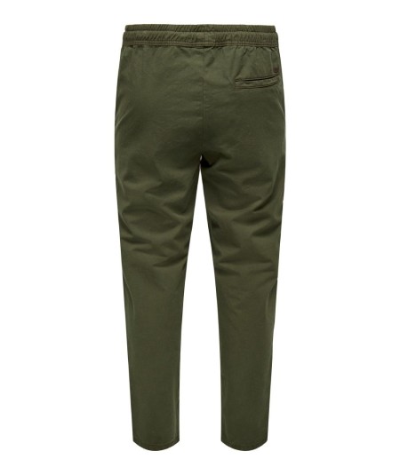 Pantalón kaki con diseño tapered y bolsillos laterales.