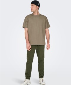 Pantalón denim kaki flexible de alto rendimiento y comodidad.