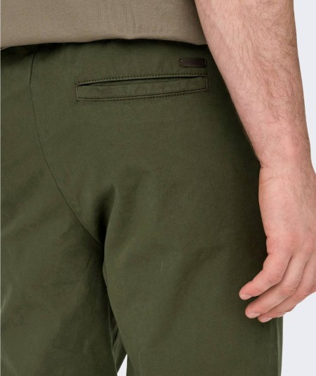 Pantalón kaki elástico para hombre con cinturilla ajustable.