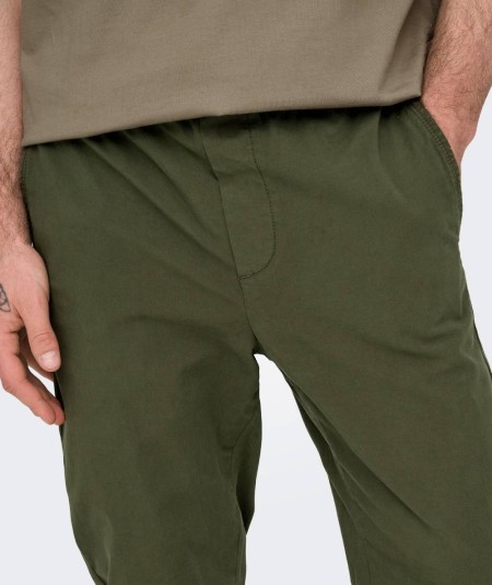 Pantalón denim kaki práctico y cómodo, corte moderno tapered.