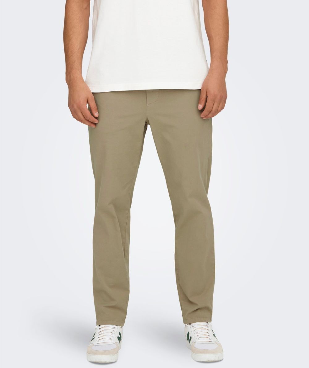 Pantalón denim color tosta con corte tapered y cinturilla elástica.