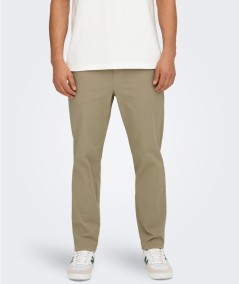 Pantalón denim color tosta con corte tapered y cinturilla elástica.