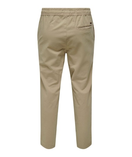 Pantalón tosta de denim suave con bolsillos laterales.