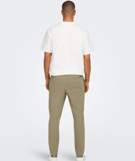 Pantalón denim tosta flexible y moderno para uso diario.