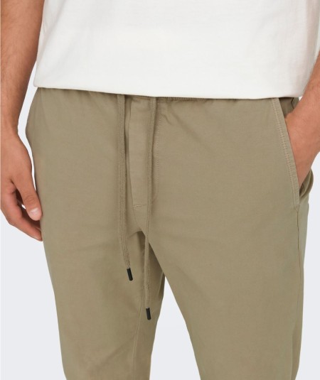 Pantalón tosta con cintura elástica y corte entallado tapered.