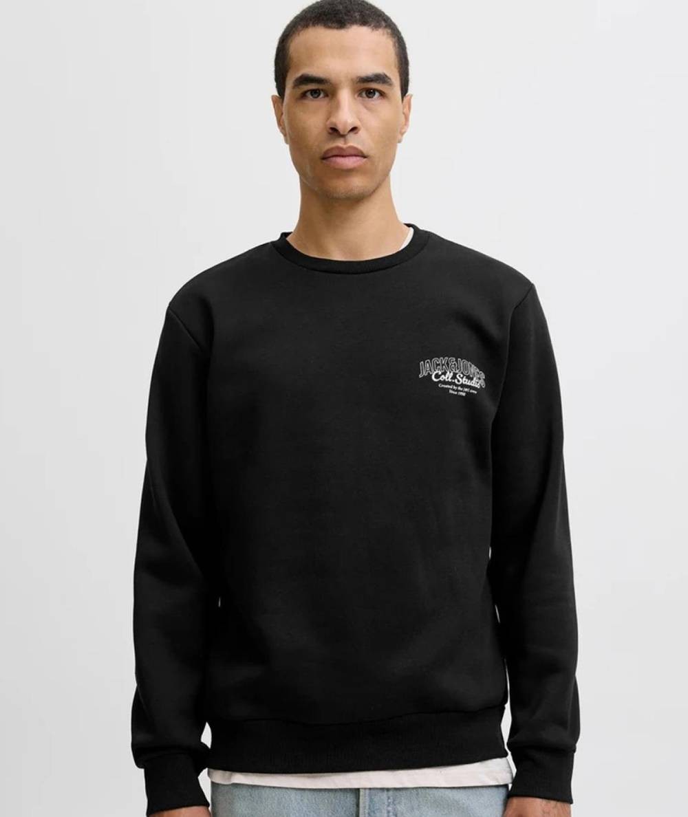 Sudadera negra Jack & Jones Studio con texto frontal y estilo urbano.