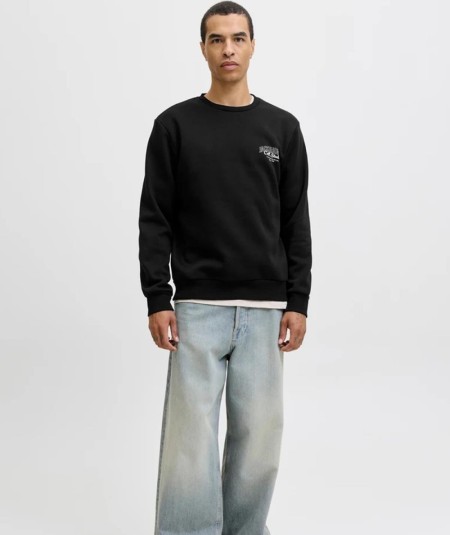 Sudadera negra Jack & Jones para hombre, diseño casual deportivo.