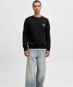 Sudadera negra Jack & Jones para hombre, diseño casual deportivo.