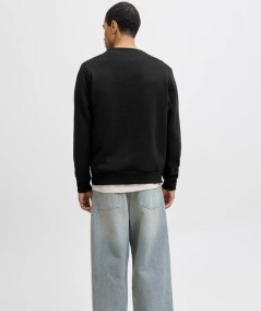 Sudadera negra Jack & Jones con print Studio y puños acanalados.