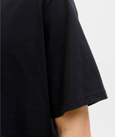 Camiseta negra Jack & Jones ideal para looks diarios y cómodos