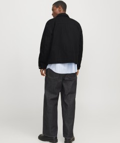 Chaqueta negra manga larga con bolsillos delanteros