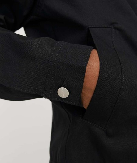 Chaqueta negra masculina Jack & Jones estilo urbano