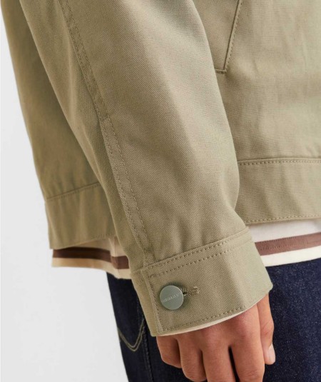 Chaqueta kaki manga larga con bolsillos delanteros