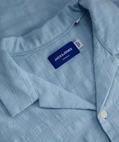 Camisa azul cuello resort manga corta estilo moderno