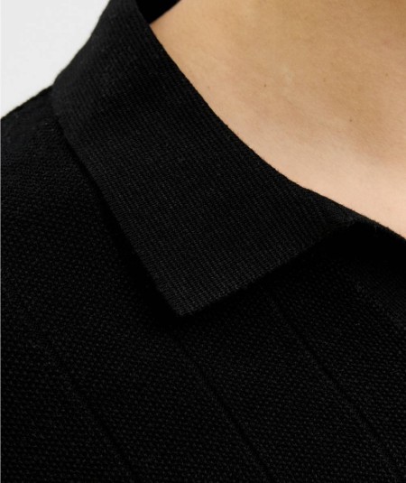 Polo hombre punto estructurado con cuello dividido