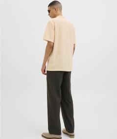 Polo cuello dividido para hombre en tono crudo