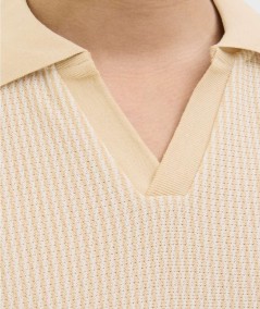 Polo cuello dividido para hombre en tono crudo
