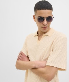 Polo versátil hombre color crudo combinación con jeans