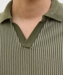 Polo versátil hombre color verde combinación con pantalones