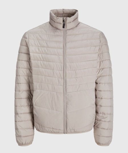 Chaqueta beige masculina con cremallera y cuello alto